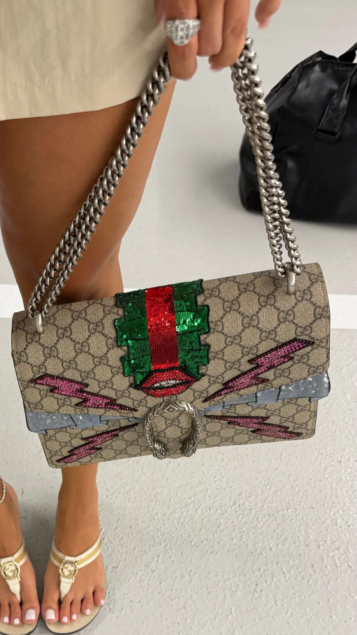 Embroidered Gucci Dionysus with a silver chain and gold sandals